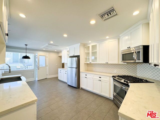 922 W KENSINGTON Road, Los Angeles, CA 90026