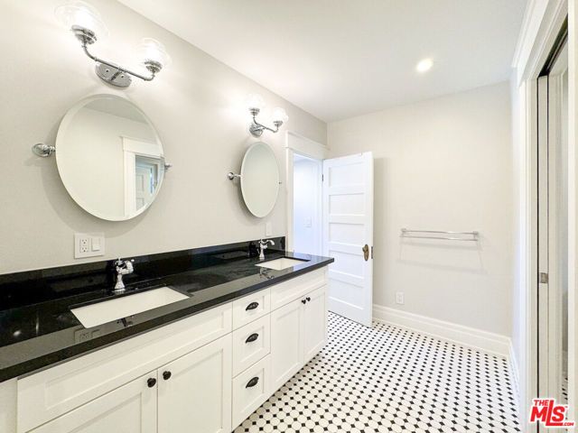 922 W KENSINGTON Road, Los Angeles, CA 90026