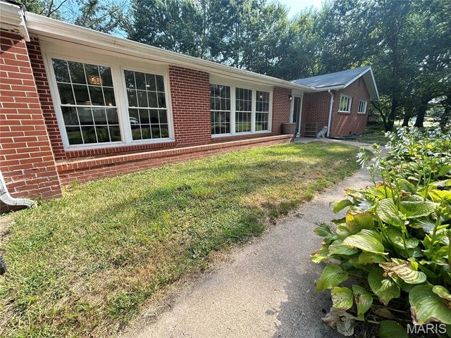 515 W James Boulevard, St James, MO 65559