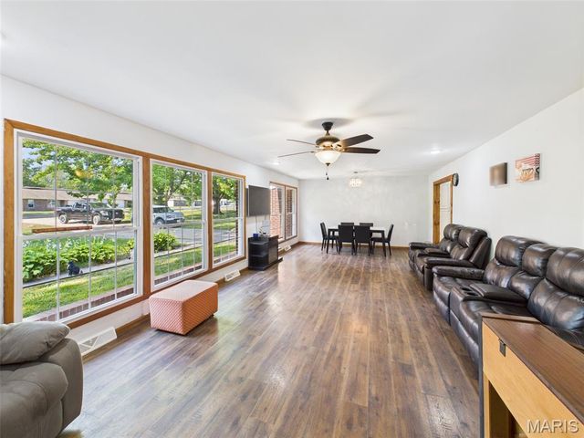 515 W James Boulevard, St James, MO 65559