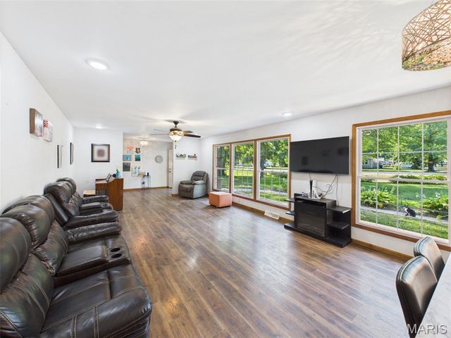 515 W James Boulevard, St James, MO 65559