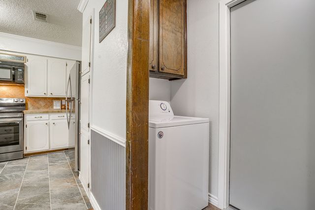 529 Jayellen Avenue, Burleson, TX 76028