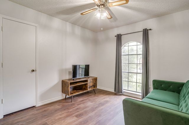 529 Jayellen Avenue, Burleson, TX 76028