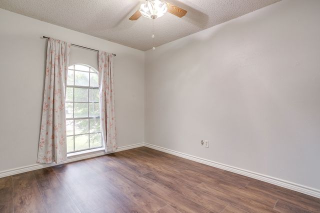 529 Jayellen Avenue, Burleson, TX 76028