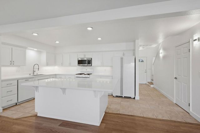 14 Orange Blossom Way, Watsonville, CA 95076