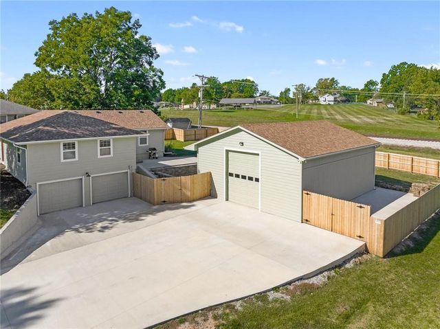 8630 Hilltop Road, De Soto, KS 66018