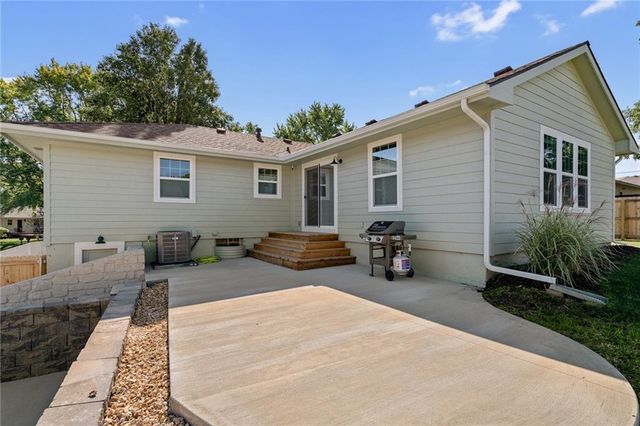 8630 Hilltop Road, De Soto, KS 66018