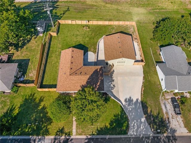 8630 Hilltop Road, De Soto, KS 66018