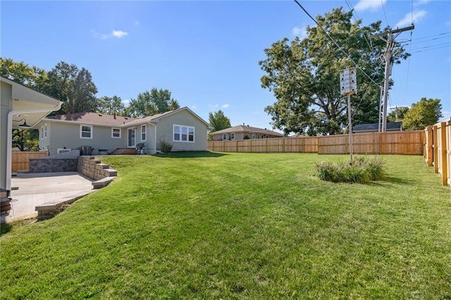 8630 Hilltop Road, De Soto, KS 66018