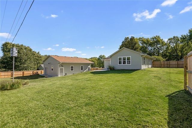 8630 Hilltop Road, De Soto, KS 66018