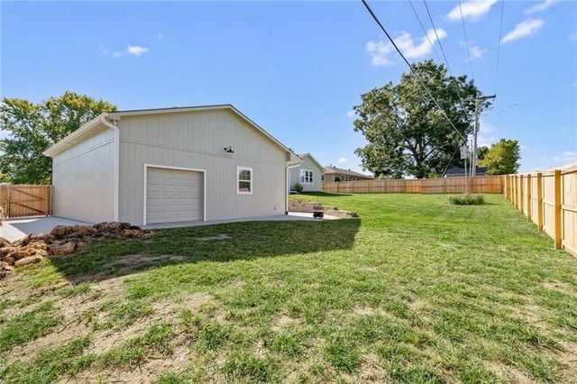 8630 Hilltop Road, De Soto, KS 66018