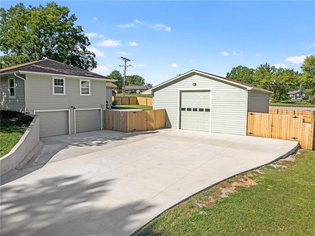 8630 Hilltop Road, De Soto, KS 66018