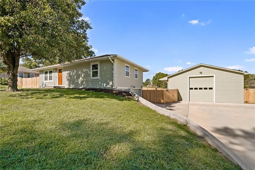 8630 Hilltop Road, De Soto, KS 66018