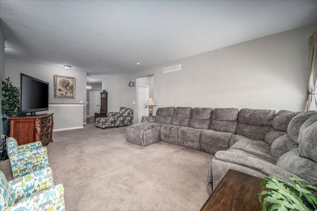 678 Green Forest Place Place, Lithopolis, OH 43136
