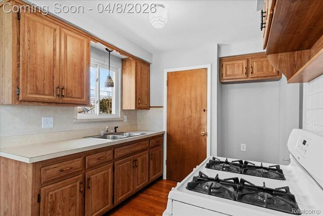 7807 Monroe Boulevard, Taylor, MI 48180