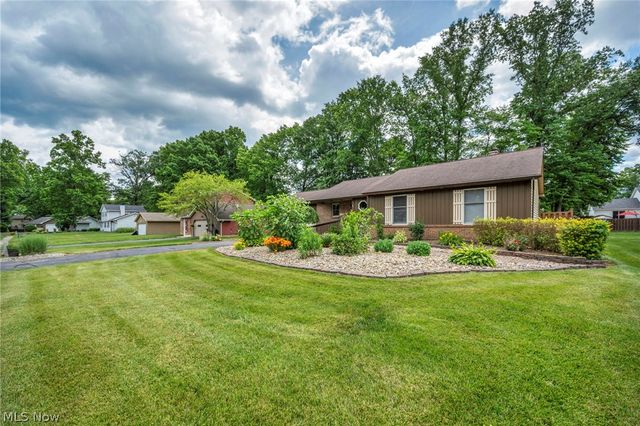 2608 Pine Oak Court, Niles, OH 44446