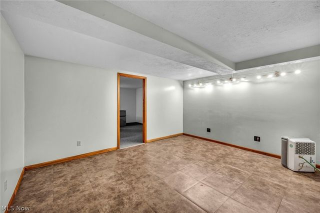 2608 Pine Oak Court, Niles, OH 44446