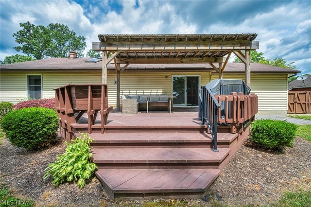 2608 Pine Oak Court, Niles, OH 44446