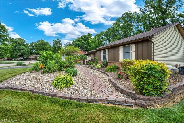 2608 Pine Oak Court, Niles, OH 44446