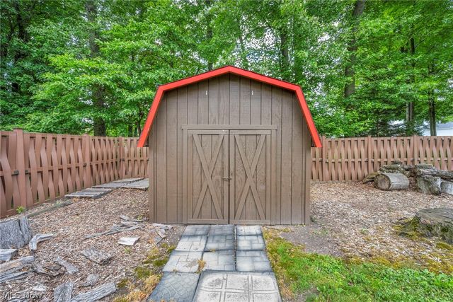 2608 Pine Oak Court, Niles, OH 44446