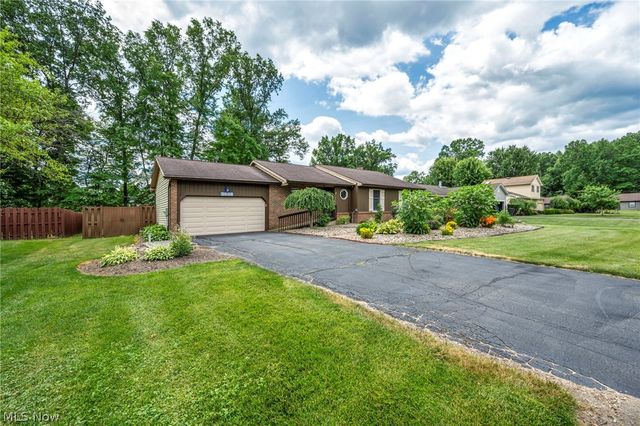 2608 Pine Oak Court, Niles, OH 44446