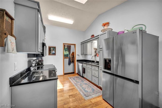 2608 Pine Oak Court, Niles, OH 44446