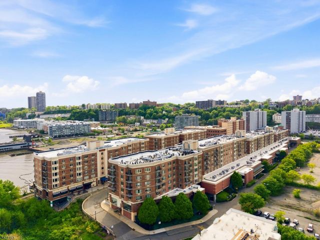 3103 City Pl, Edgewater Boro, NJ 07020