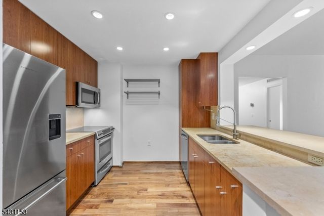 3103 City Pl, Edgewater Boro, NJ 07020