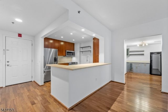 3103 City Pl, Edgewater Boro, NJ 07020