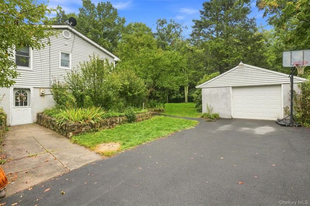 31 Red Barn Road, Pine Bush, NY 12566