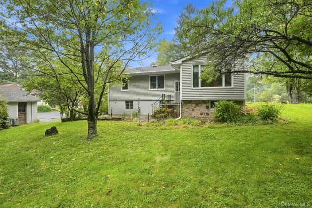 31 Red Barn Road, Pine Bush, NY 12566