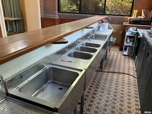 3031 5TH Avenue, Rock Island, IL 61201