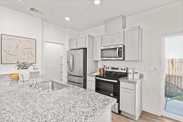 5600 Molino Cir, Roseville, CA 95747