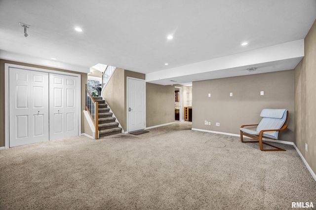 950 N MAIN Street, East Peoria, IL 61611