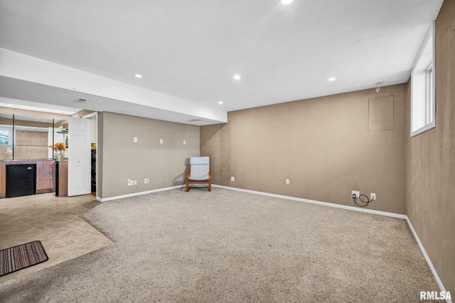 950 N MAIN Street, East Peoria, IL 61611