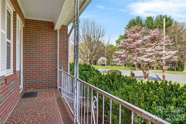 821 Woods Drive, Statesville, NC 28677