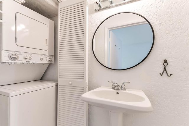 21 Madeira Ave 18, Coral Gables, FL 33134