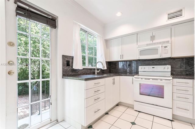 21 Madeira Ave 18, Coral Gables, FL 33134