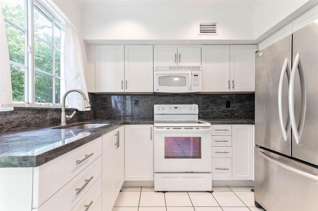 21 Madeira Ave 18, Coral Gables, FL 33134