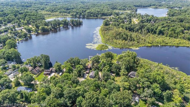1325 Elkhorn Lake Road, Lake Orion, MI 48362
