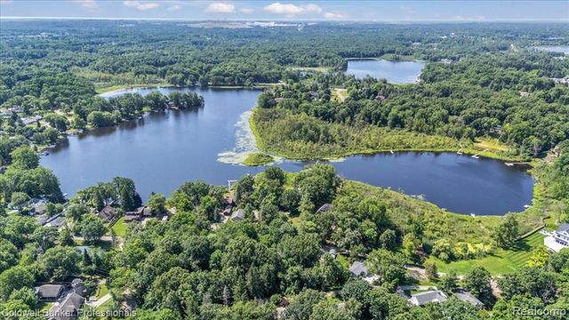1325 Elkhorn Lake Road, Lake Orion, MI 48362