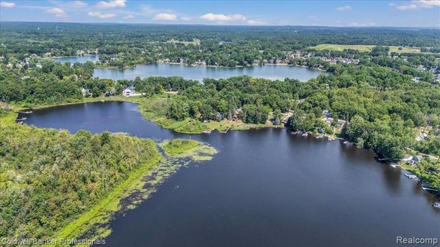 1325 Elkhorn Lake Road, Lake Orion, MI 48362