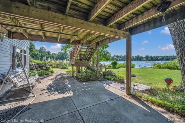 1325 Elkhorn Lake Road, Lake Orion, MI 48362