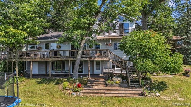 1325 Elkhorn Lake Road, Lake Orion, MI 48362
