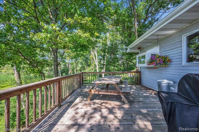 1325 Elkhorn Lake Road, Lake Orion, MI 48362