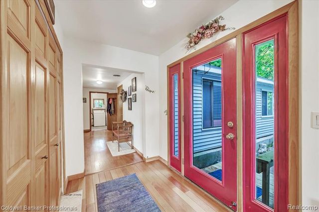 1325 Elkhorn Lake Road, Lake Orion, MI 48362