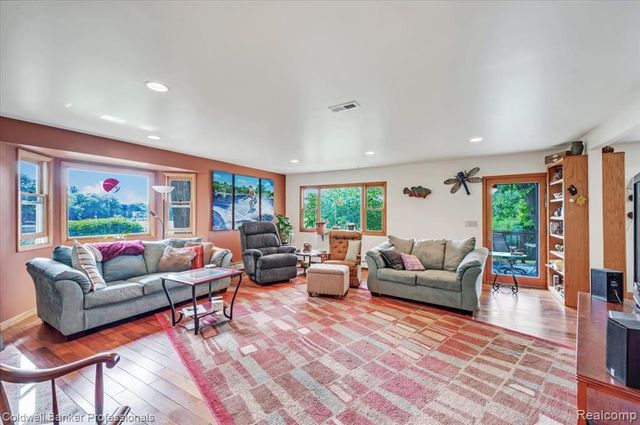 1325 Elkhorn Lake Road, Lake Orion, MI 48362