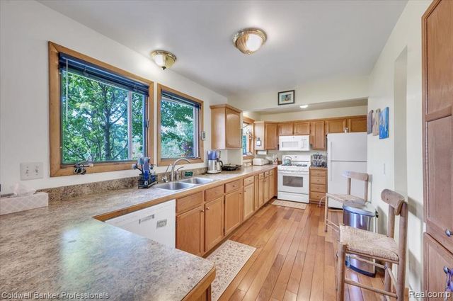 1325 Elkhorn Lake Road, Lake Orion, MI 48362