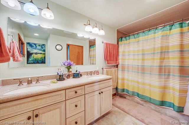1325 Elkhorn Lake Road, Lake Orion, MI 48362