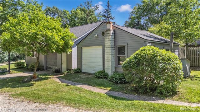 1325 Elkhorn Lake Road, Lake Orion, MI 48362